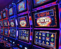 mdl97 စလော့ — မြန်မာ ကစားသမားများ mobile ဖြင့် slot games ကစားနေသောမြင်ကွင်း